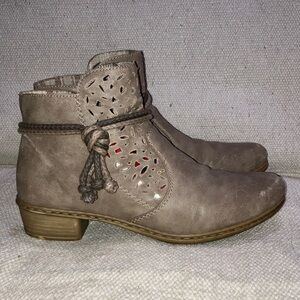 Women's grey / Taupe Ankle Boots leather look with cut out detailing